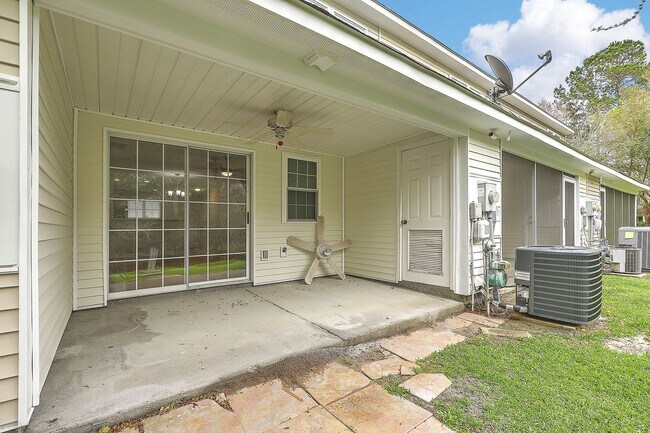 Building Photo - 8047 Shadow Oak Dr