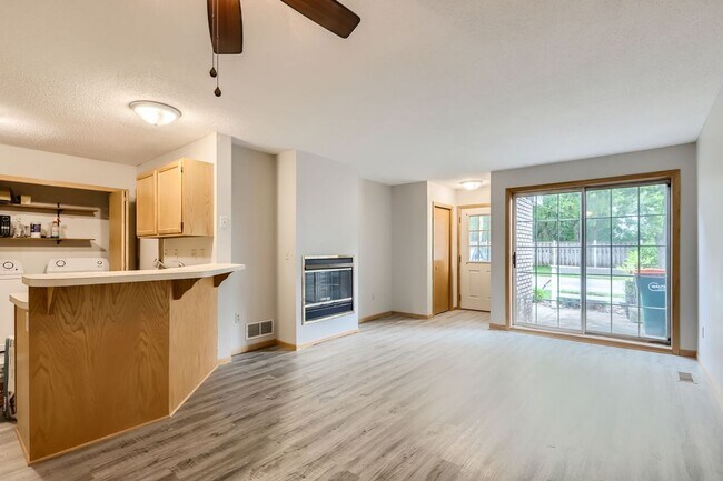 Building Photo - Blaine Townhome