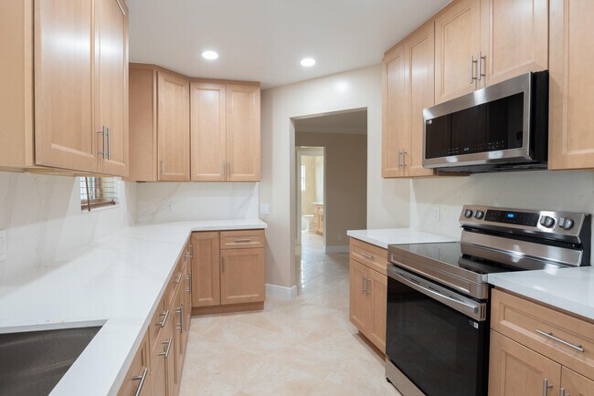 Building Photo - 374 Linda Ln