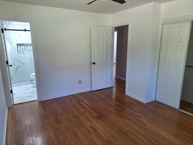Building Photo - 3 bedroom /2 full bathroom- Yorktown