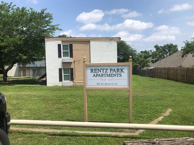 Primary Photo - 312 W Rentz St
