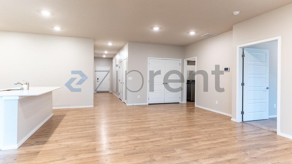 Building Photo - 5721 W Youngstown Ln