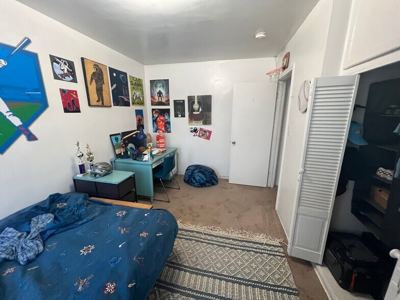 Building Photo - 4137 Chevy Chase Dr