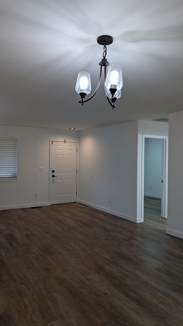 Building Photo - 3 Bedroom Charmer