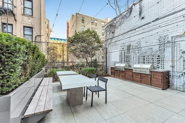 Building Photo - 250 E Houston St