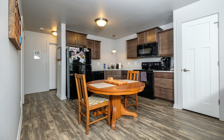 Building Photo - 4817 NE Sherman Ln