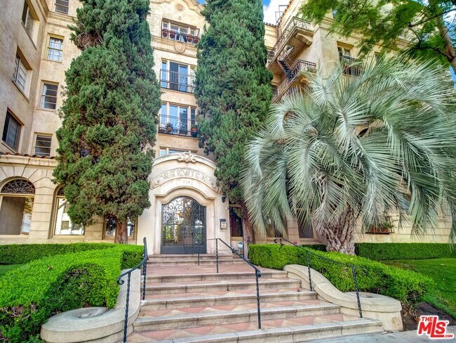 Building Photo - 109 N Sycamore Ave