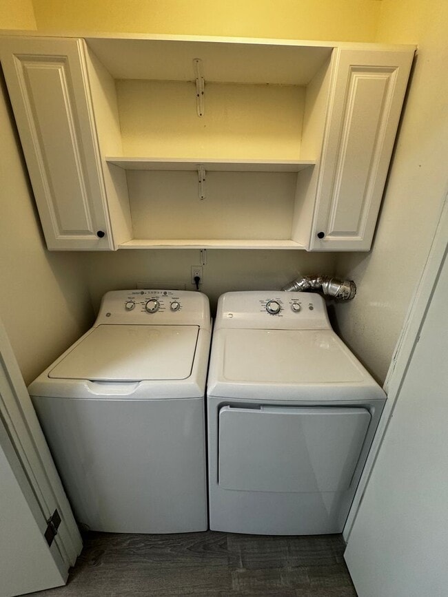Building Photo - Gorgeous Updated 3-Bedroom Townhome in Pri...