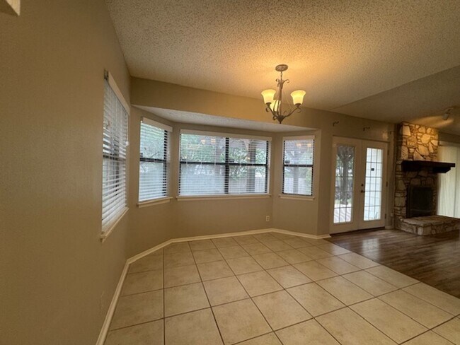 Building Photo - What a Gem! Spacious, Renovated 1-Story Ho...