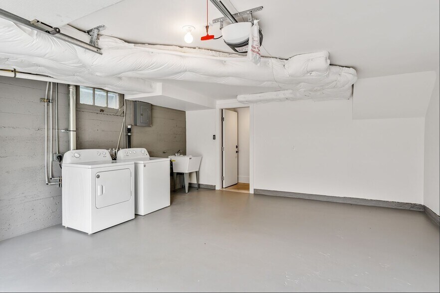 Building Photo - 1439-1439 NE Mason St