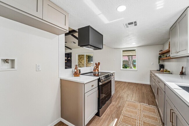 Building Photo - 2801 Coy Dr