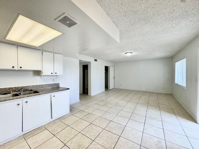 Building Photo - Bright & Budget-Friendly Condo for rent Ac...