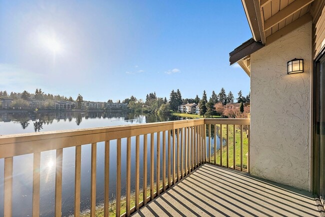 Building Photo - Top-Floor Condo with Panoramic Lake Easter Views, Vaulted Ceilings & Modern Updates!