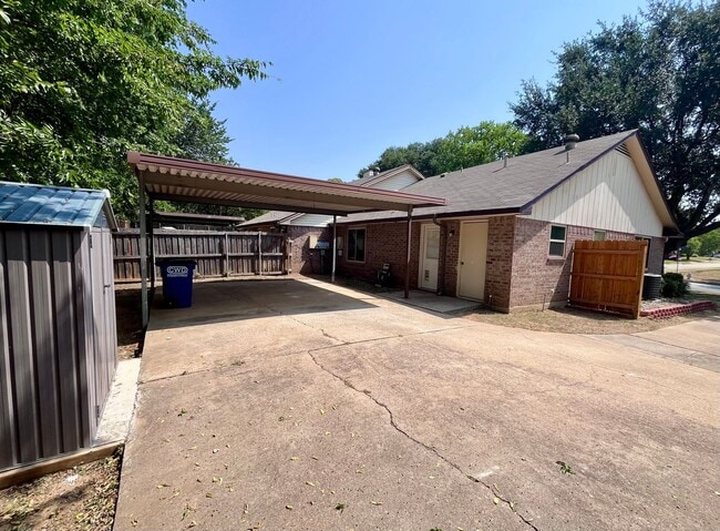 Building Photo - 3013 Clover Ln