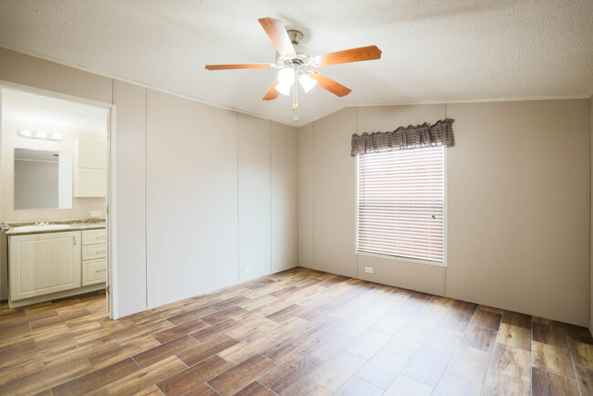 Primary Bedroom w/ ceiling fan and vaulted ceiling. - 1225 Orizaba