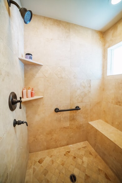 Master bathroom - 60 Vivian Dr