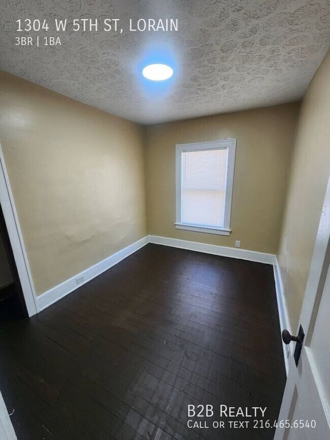 Building Photo - 1304 W 5th St