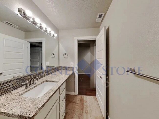 Building Photo - Stunning Home in Meridain!