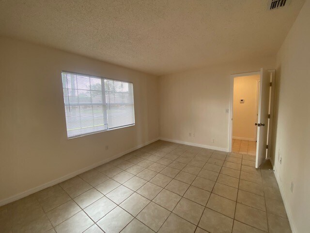 Building Photo - 19 Woodston Ln