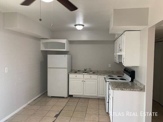 Building Photo - Wonderful 2 Bed / 1 Bath Now Available - L...