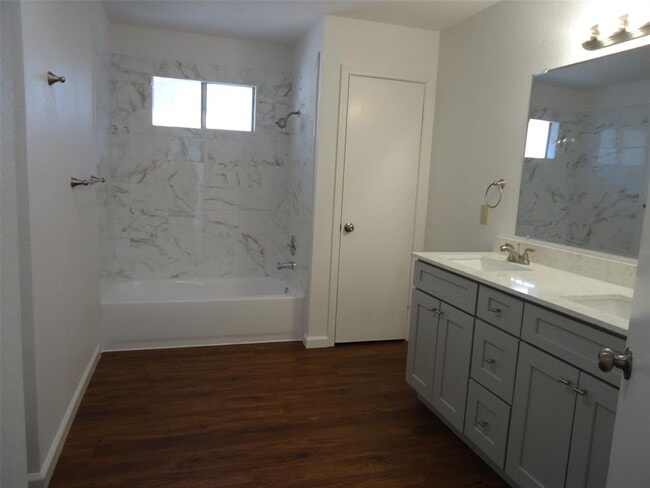 Building Photo - 811 Crieff Cross Dr