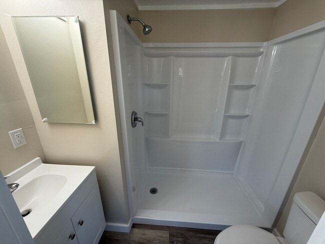 Building Photo - 3 bed 2 bath house with garage