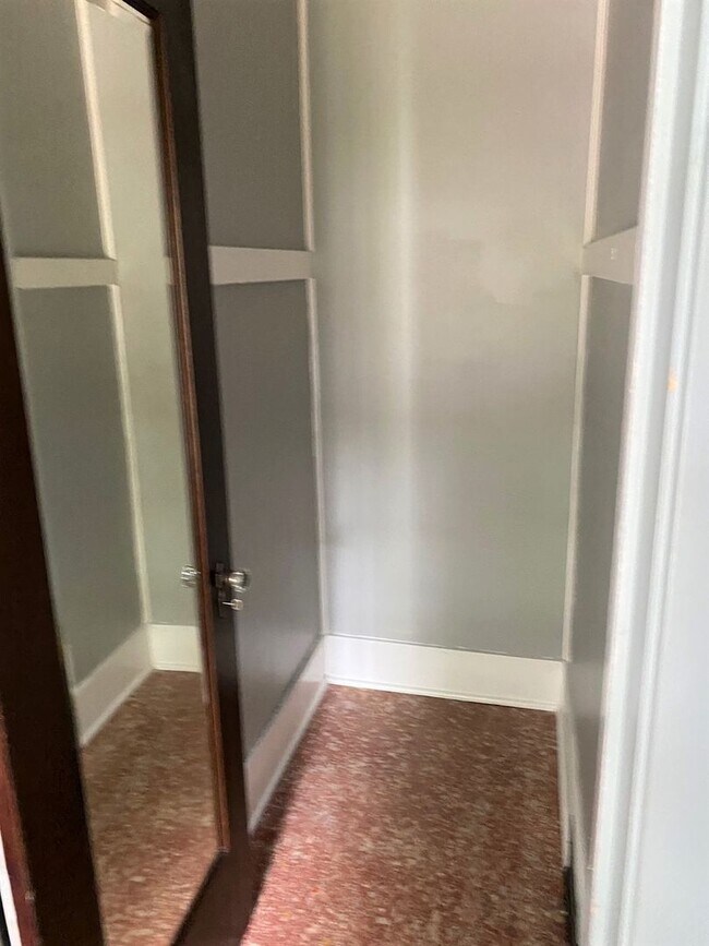 Building Photo - (STUDENT HOUSING) Stunning 5 bedroom, 1 Of...