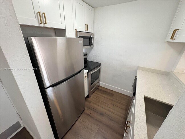 Building Photo - 505 NE 30th St