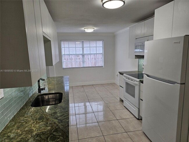 Building Photo - 651 SW 66th Ave