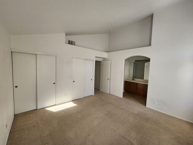 Building Photo - Cozy 3Bed/2Bath/2Car Residence located in North Las Vegas!