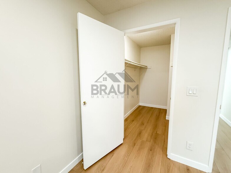 Building Photo - 13347 Victory Blvd