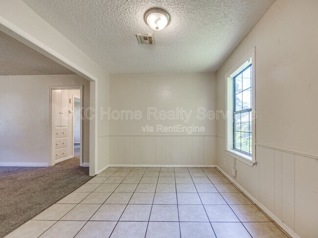 Building Photo - 3304 SE 19th St