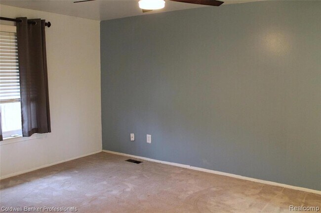Building Photo - 6586 Carriage Hills Dr