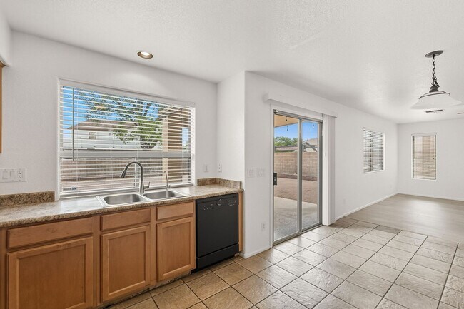 Building Photo - Solar Home with Nice Floorplan in a Great ...
