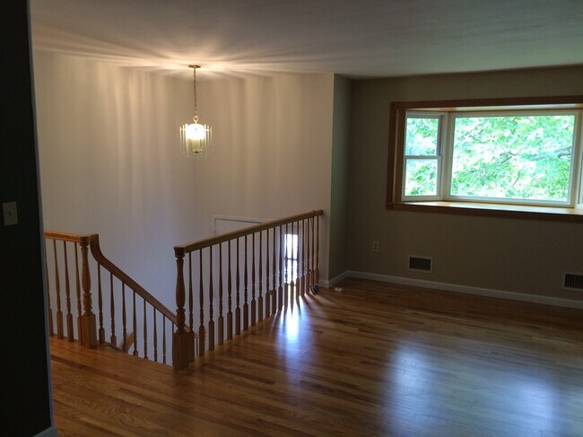 Building Photo - 6 Stewart Ln