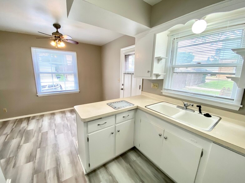 Kitchen - 8900-8916 W Howard Ave