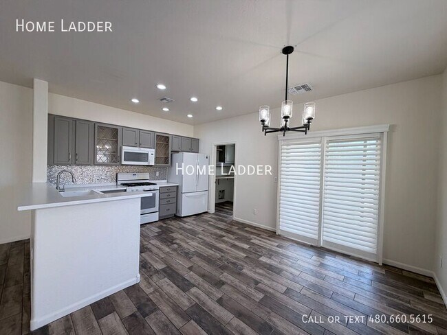 Building Photo - 915 East Gold Dust Way