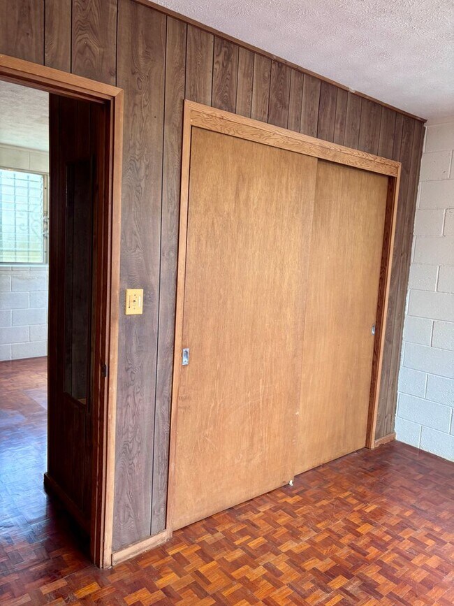 Building Photo - Available September 9, 2026 | A 3 Bedroom + Den, 1.5 bath duplex with 2 parking nested in Kaimuki
