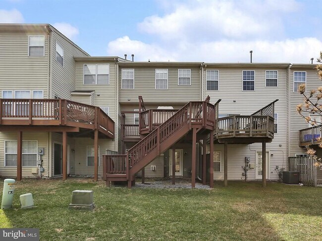 Building Photo - 21040 Tioga Terrace