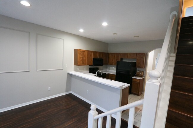 Building Photo - Spacious 3-Bedroom Townhome in Gated Kings...