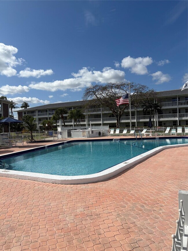 Building Photo - 2455 NE 51st St