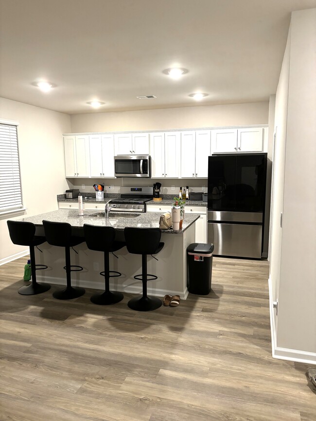 Building Photo - 304 Picnic Basket Pl