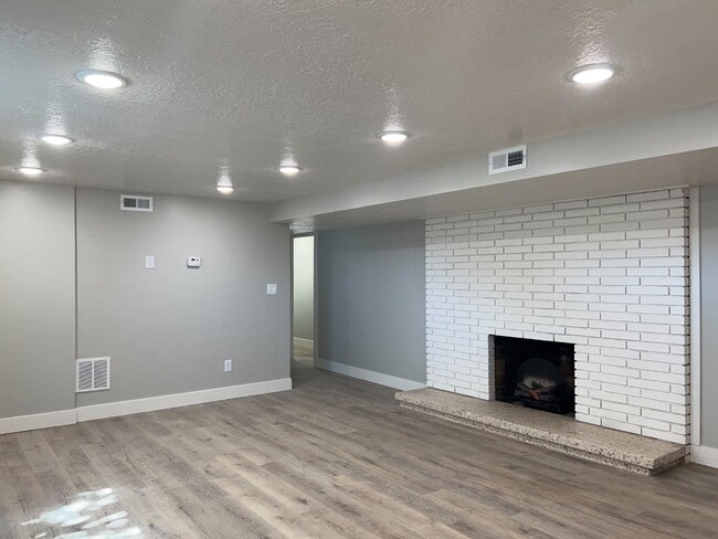 Building Photo - 702 N 100 W