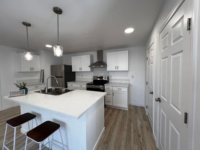 Building Photo - Bright and Modern Apartment with Stylish F...