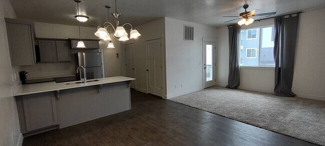 Building Photo - Incredible Vineyard Condo with Garage