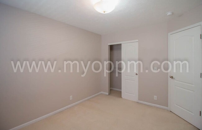 Building Photo - Spacious 3 Bedroom house at 168th and Maple