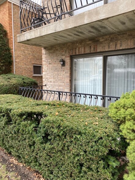 secured balcony - 3121 S Harlem Ave
