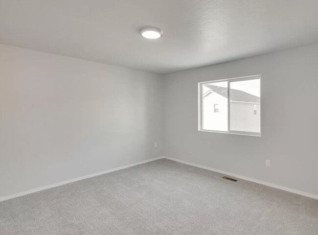 Building Photo - Beautiful brand new 3 bed/2.5 bath home in...