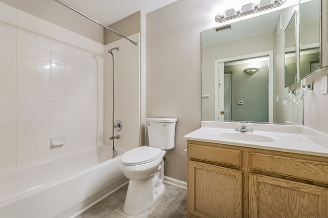 Building Photo - SW Littleton 3BR / 2BA Ground-Level Condo with Park Views!