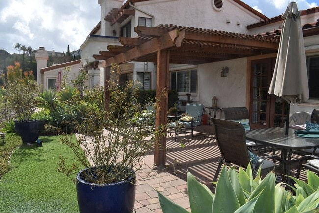 Building Photo - 2 Bedroom 2 Bath Single Story Golf Course ...
